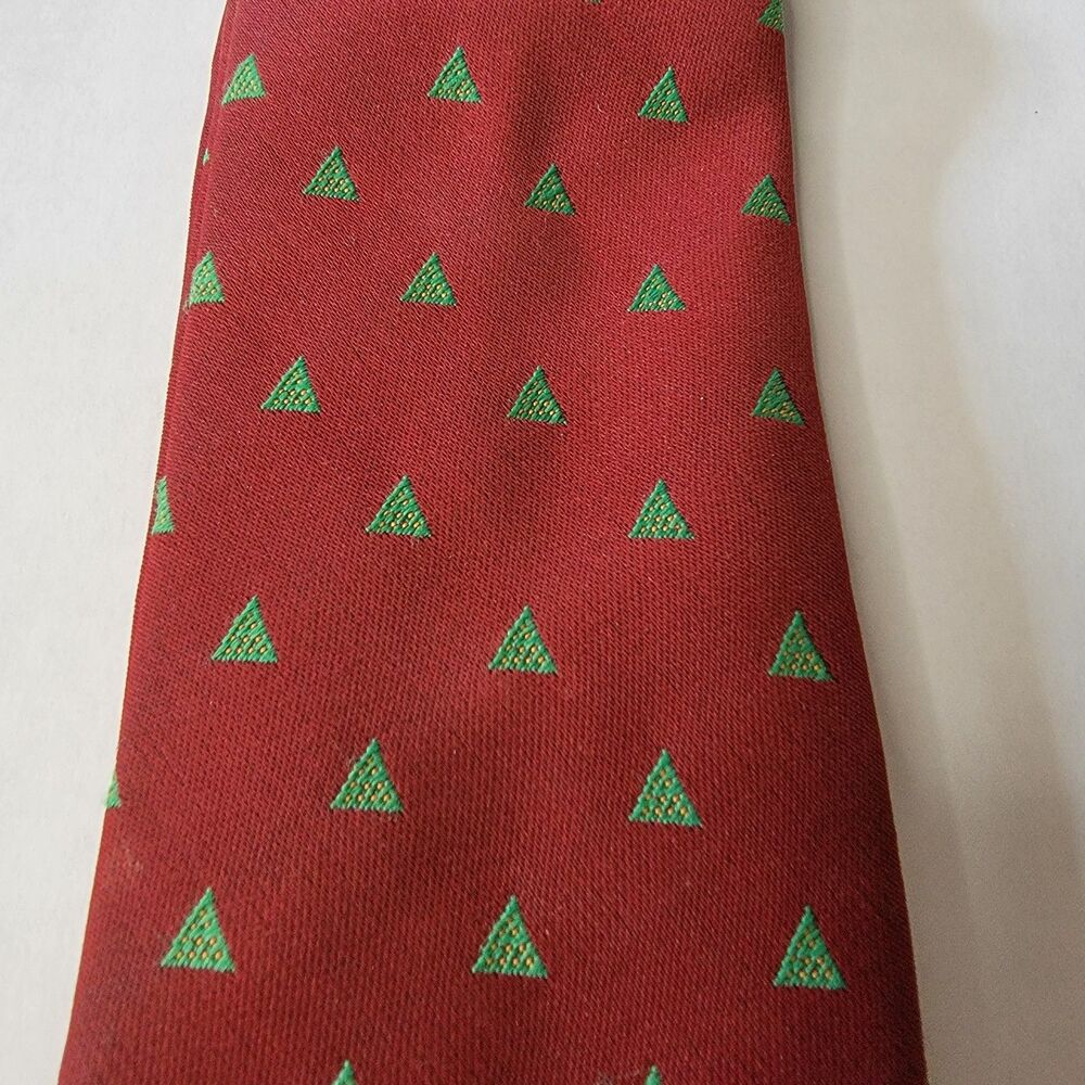 VINTAGE Avon Christmas Tie 1985- Green Triangles- Maroon Back